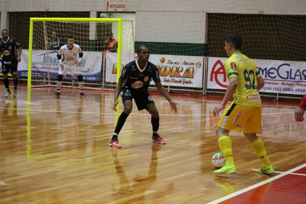 Copagril sofre derrota contra Guarapuava no Ney Braga