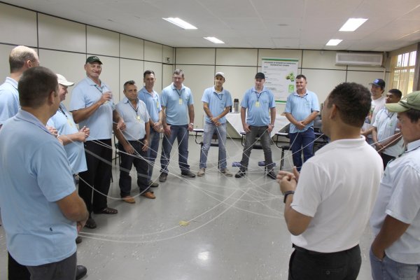 Motoristas recebem curso de seguran&ccedil;a no tr&acirc;nsito para caminh&otilde;es