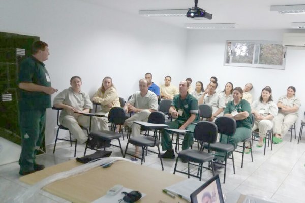 Curso �De olho na qualidade� &eacute; realizado na Unidade de Recria e Produ&ccedil;&atilde;o de Ovos F&eacute;rteis