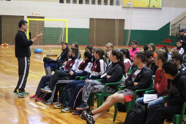 Acad&ecirc;micos da Unioeste conhecem trabalho profissional da Copagril Futsal