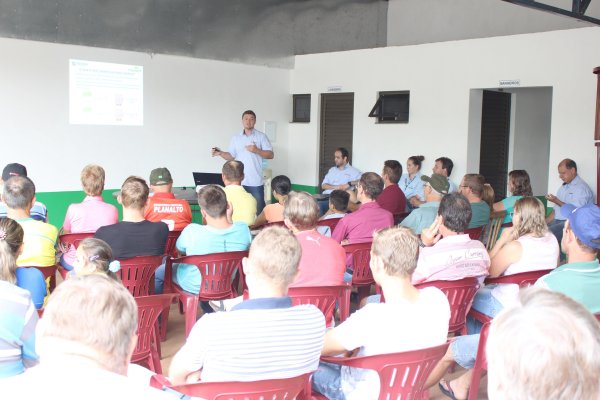 Suinocultores da Copagril recebem palestra sobre manejo de ra&ccedil;&atilde;o
