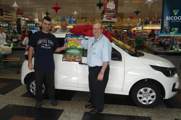 Cliente do Supermercado Copagril de Gua&iacute;ra &eacute; contemplado com um carro