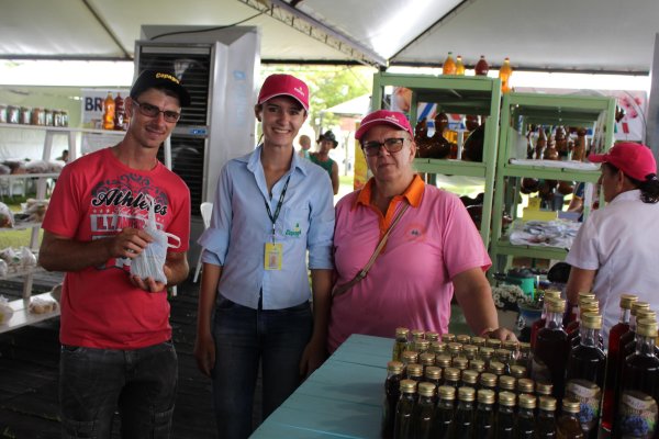 Dia de Campo Copagril 2017: produtos artesanais s&atilde;o vendidos no estande do cooperativismo