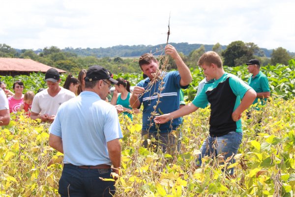 Jovens promovem dias de campo do Concurso de Projetos Agr&iacute;colas