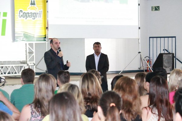 Profissionais de educa&ccedil;&atilde;o t&ecirc;m palestra motivadora nos programas "Cooperjovem" e "Uni&atilde;o Faz a Vida"