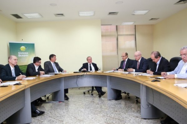 Diretores da Ocepar participam de reuni&atilde;o antes da Assembleia Geral