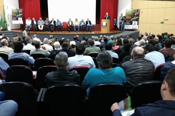 Encontro em Cascavel difunde programa estadual voltado &agrave; conserva&ccedil;&atilde;o de solo