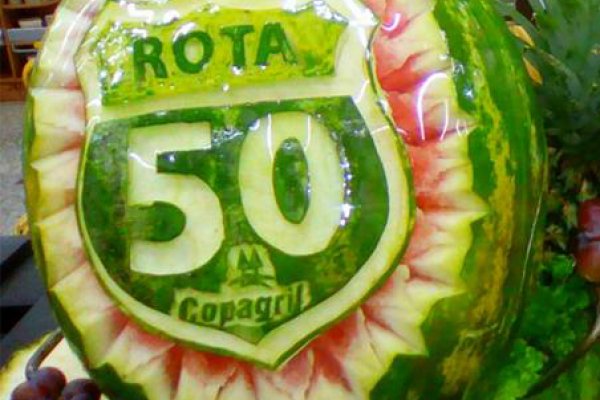 Arte em frutas encanta clientes do Supermercado Copagril de Gua&iacute;ra