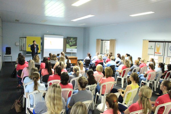 Copagril realiza palestra para funcion&aacute;rias com m&eacute;dico da Uopeccan