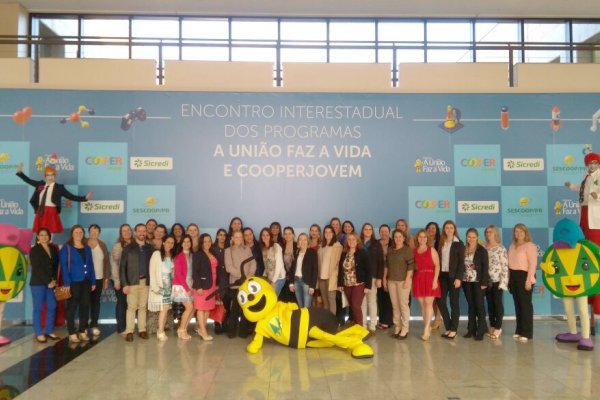 Educadores da &aacute;rea de a&ccedil;&atilde;o da Copagril participam de encontro do Programa Cooperjovem em Curitiba