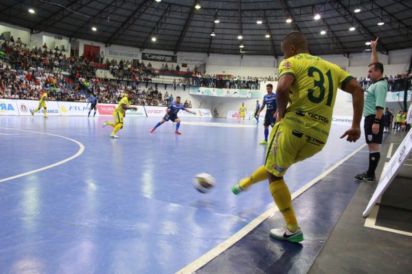 Copagril Futsal ter&aacute; que vencer jogo de volta para seguir no Paranaense