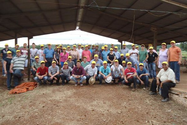 Produtores de Umuarama e Salgado Filho visitam Criat&oacute;rio de Bezerras da Copagril
