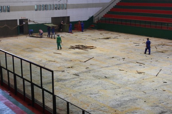 Gin&aacute;sio Ney Braga receber&aacute; novo piso de madeira com amortecedor