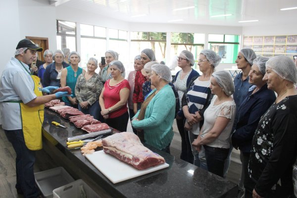 Copagril realiza Oficina de Cortes de Carnes Nobres para s&oacute;cias dos comit&ecirc;s femininos