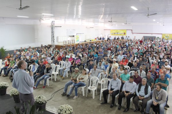 Copagril difunde conhecimentos e homenageia suinocultores durante semin&aacute;rio