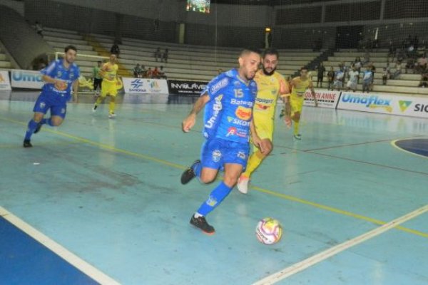 Copagril faz bom jogo, mas perde cl&aacute;ssico agitado em Umuarama