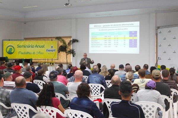 Difus&atilde;o de conhecimento e homenagens marcam o Semin&aacute;rio Anual de Produtores de Aves da Copagril