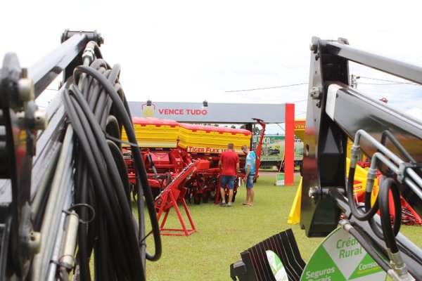 Dia de Campo Copagril &eacute; vitrine de maquin&aacute;rios agr&iacute;colas de &uacute;ltima tecnologia
