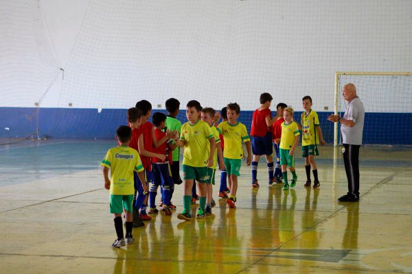 Escolinhas de futsal e futebol da AACC realizam interc&acirc;mbio com atletas do Paraguai