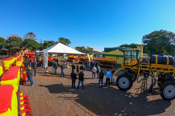Copagril entrega 13 m&aacute;quinas para produtores rurais