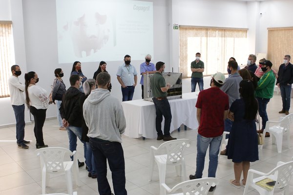 Suinocultores da Copagril participam de palestra sobre manejo de creche