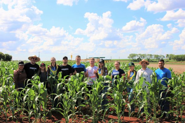 Acad&ecirc;micos de agronomia da Unioeste visitam Esta&ccedil;&atilde;o Experimental da Copagril