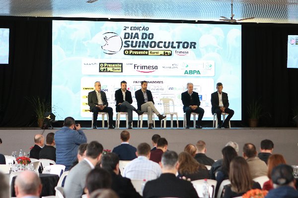 Diretoria da Copagril participa de evento alusivo ao Dia do Suinocultor