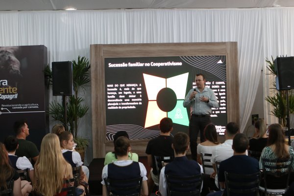 Copagril oferece palestra sobre Cooperativismo para Jovens dos Comit&ecirc;s na Expo Rondon