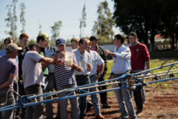 TECNOLOGIA DE APLICA&Atilde;�&Atilde;�O DE DEFENSIVOS EM BAIXA VAZ&Atilde;�O 