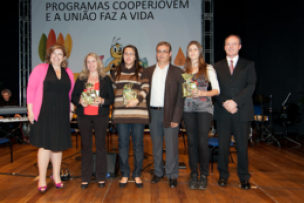 Cooperjovem: projeto da professora Marilei Balensiefer Lerner &eacute; premiado pelo Sescoop/PR            