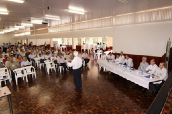 Encontro de N&uacute;cleos re&uacute;ne 200 cooperativistas em Carambe&iacute;                              