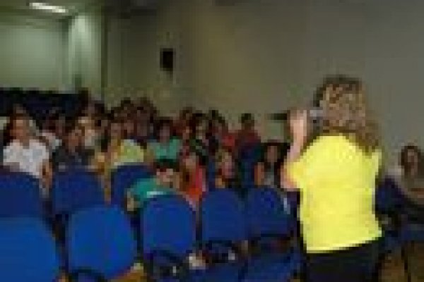 Palestra sobre o Cooperjovem faz parte da abertura do ano letivo escolar de Entre Rios do Oeste     