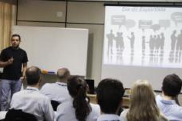 T&eacute;cnico Marquinhos Xavier ministra palestra sobre import&acirc;ncia da atividade f&iacute;sica                   