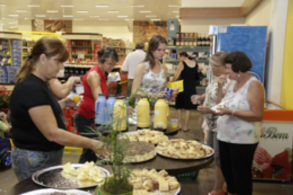 Dia da Mulher teve comemora&ccedil;&atilde;o especial nos Supermercados e na Unidade Industrial de Aves da Copagri