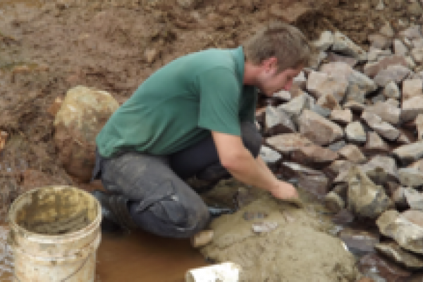 No Dia Mundial da &Aacute;gua, estudantes participam de recupera&ccedil;&atilde;o de nascente em Quatro Pontes           