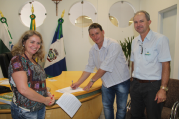 Mais tr&ecirc;s munic&iacute;pios renovam contrato com a Copagril para participar do Programa Cooperjovem        