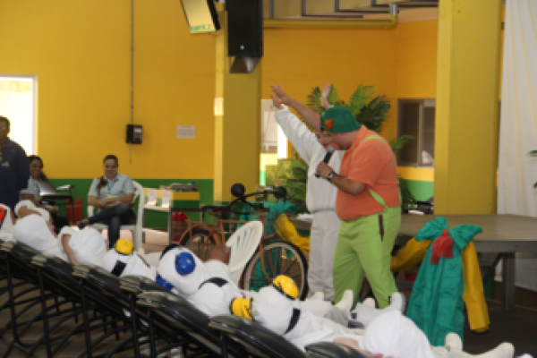 Apresenta&ccedil;&atilde;o humor&iacute;stica &eacute; realizada aos funcion&aacute;rios da UIA                            