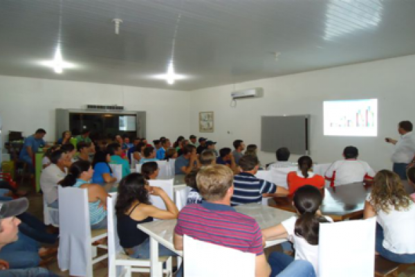 Produtores de Pato Bragado e regi&atilde;o assistem palestra t&eacute;cnica sobre controle da mastite             