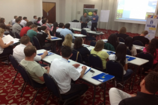 Jovens cooperativistas participam do Elicoop, em Maring&aacute;                            