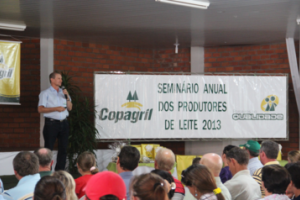 Presen&ccedil;a do p&uacute;blico supera expectativas no Semin&aacute;rio de Produtores de Leite                         