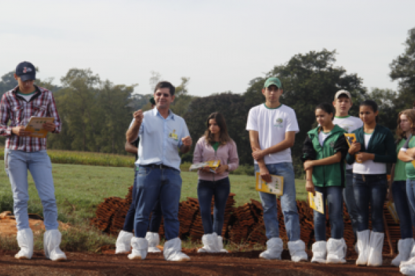 Estudantes de Toledo visitam criat&oacute;rio de bezerras da Copagril                              