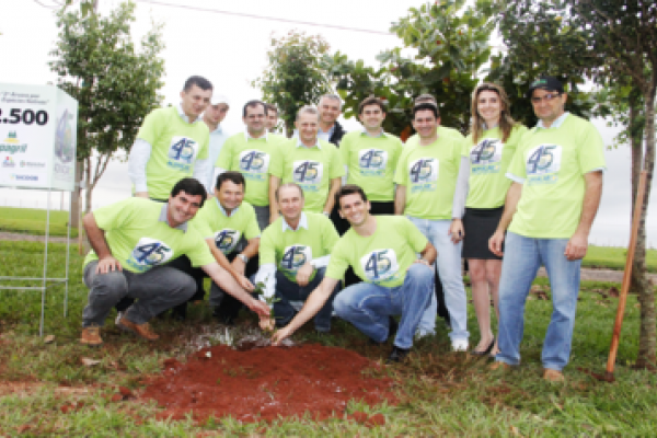 Diretoria da Copagril e Acimacar plantam &aacute;rvore de n&uacute;mero 12.500                               