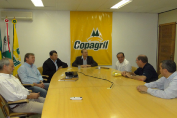 Copagril recebe visita de representantes da Cobb-Vantress                              