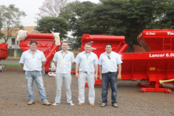 M&aacute;quinas na lavoura                              