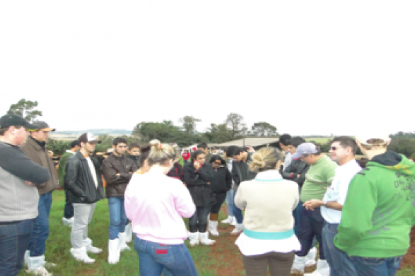 Mais uma turma de alunos visita criat&oacute;rio de bezerras                              
