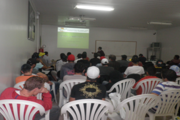Equipes de apanha de frango recebem treinamento