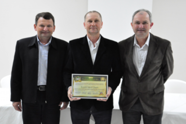 Diretor-presidente da Copagril &eacute; homenageado no Pr&ecirc;mio Produtor Destaque 2013