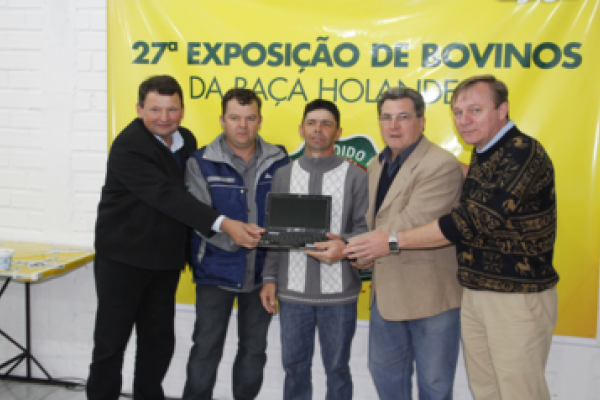 Criadores recebem trof&eacute;us da 27&ordf; Exposi&ccedil;&atilde;o de Bovinos da Ra&ccedil;a Holandesa