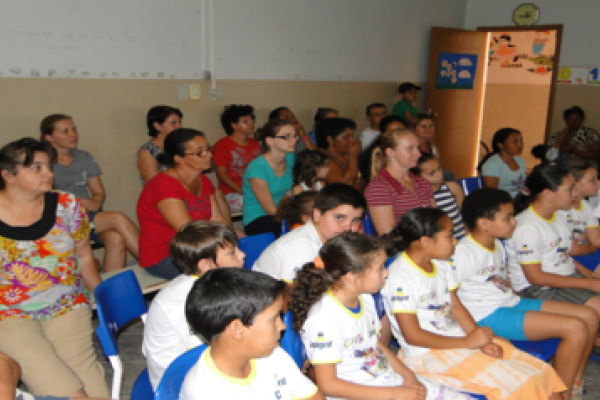 Coopera&ccedil;&atilde;o entre alunos, m&atilde;es e escola