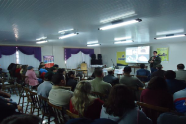 Encontro municipal traz informa&ccedil;&otilde;es a produtores de leite, de Pato Bragado